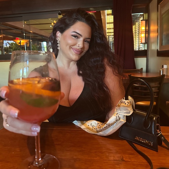 Meet your Posher, Sky - Picture 2 of 8